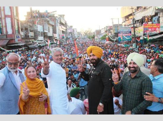 Photo feature: Sidhu as Congress Star Campaigner for Jakhar at Gurdaspur