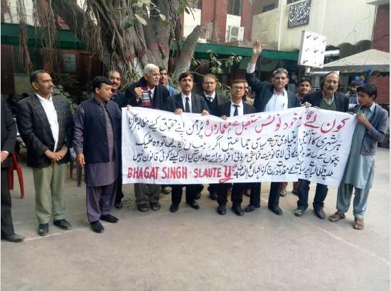 Qureshi, Chairman BSMF  to fight for students in sedition case in Pak