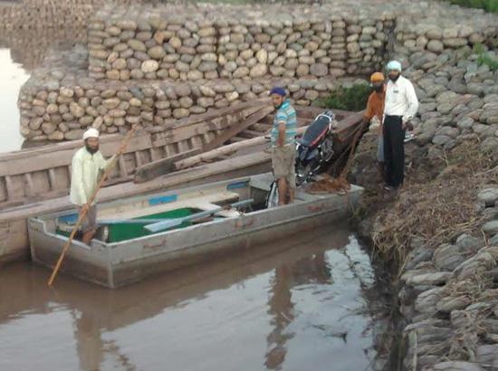 Link to 8 villages on the Indo-Pak border in Gurdaspur disconnected; authorities dismantled pontoon bridge ahead monsoon