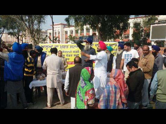 AAP and LIP protest against falling prices of agricultural produce