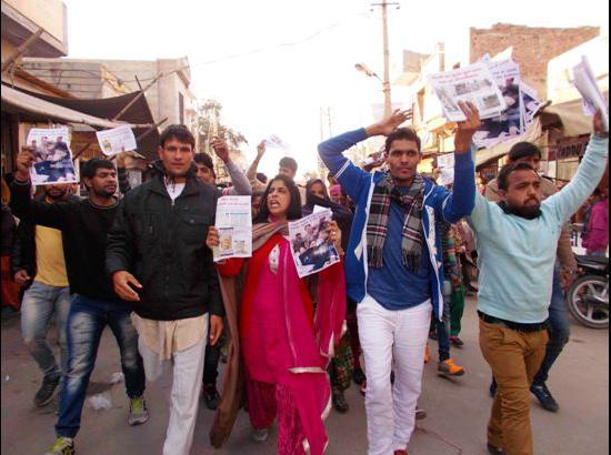 Kejriwal delivers stereotype speeches, faces protest at Fazilka