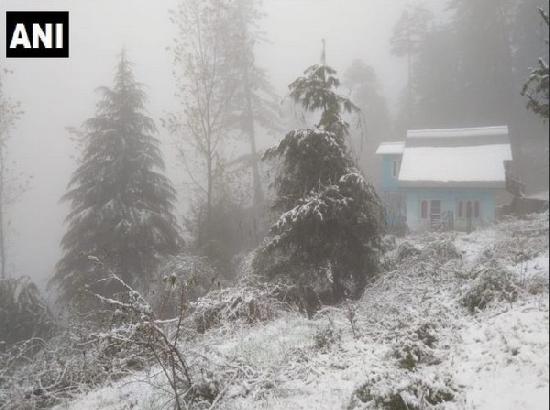 Heavy snowfall disrupts normal life in JK, Himachal

