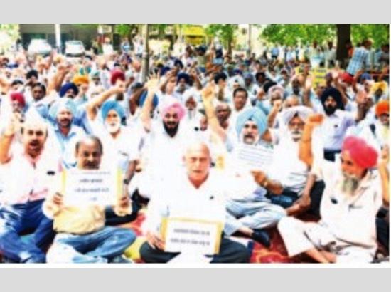 Board-Corporation retired employees protest over amending Labour Law for minimum pension