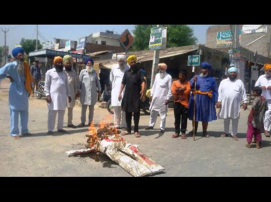SAD(A) leaders burn effigy of Badungar to protest removal of Jathedar, Damdama Sahib