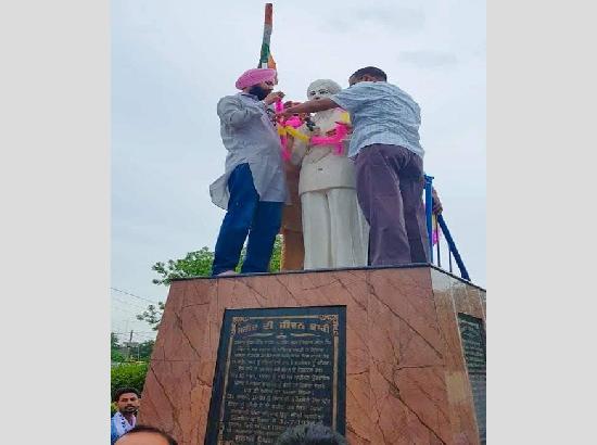 On campaign trail in Punjab: Kejriwal pays floral tributes to Shaheed Udham Singh

