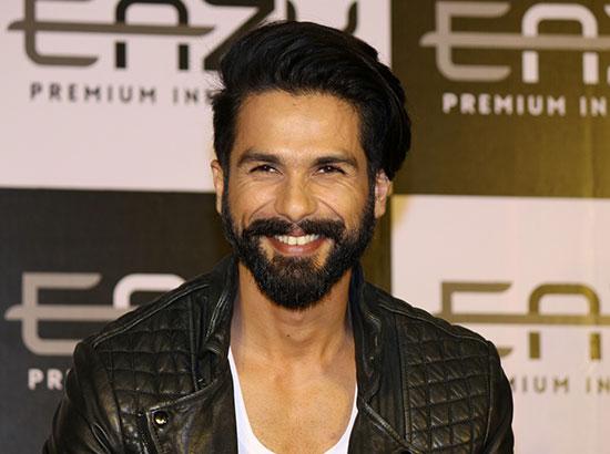 Shahid Kapoor’s hilarious reaction on: “Kareena Kapoor eats the most on Set – Diljit Dosanjh”


