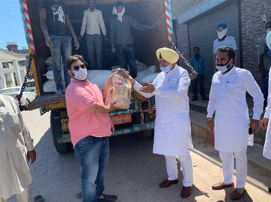 Balbir Singh Sidhu serves cooked food & raw food packets to the needy 
