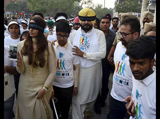 Blindfolded Navjot Sidhu leads Chandigarh Blind Walk ( Watch Video also ) 