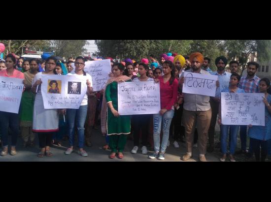 Mata Gujri College Students take out march in support of Asifa

