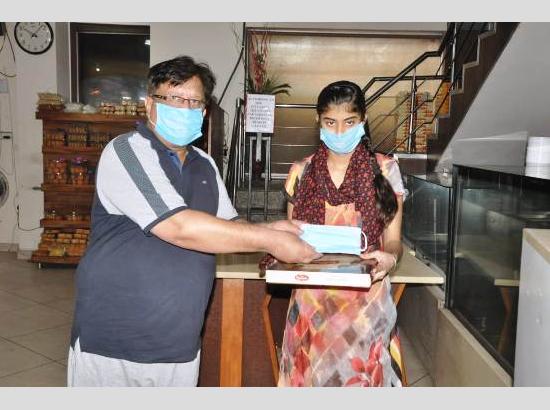 Jalandhar : Amarinder’s call gets massive response, sweet shops distribute free masks to customers

