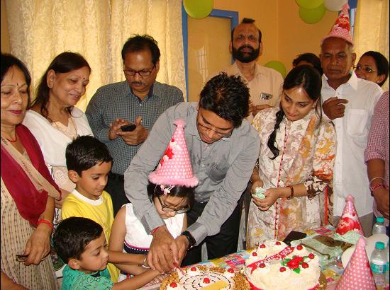 DC Hoshiarpur lends human touch to family event