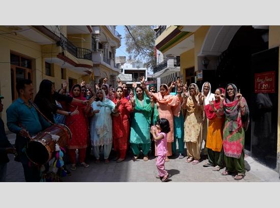 BJP women workers welcome candidature of Sanjay Tandon from Chandigarh by performing Boliyan, Giddha 