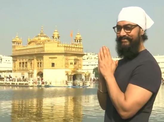 Aamir Khan offers prayers at Golden Temple