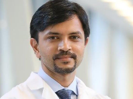 US: Doctor of Indian origin carries out 1st successful double lung transplant on covid-19 patient