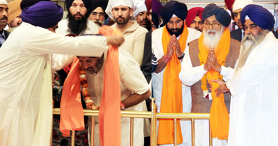Parkash Singh Badal alongwith senior leaders of the SAD pays obeisance at Sri Harimandir Sahib