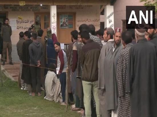 LS Polls: Voter's queue up in large numbers at J-K's Baramulla