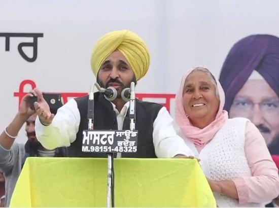 Bhagwant Mann gives up drinking, pledges in mother's presence