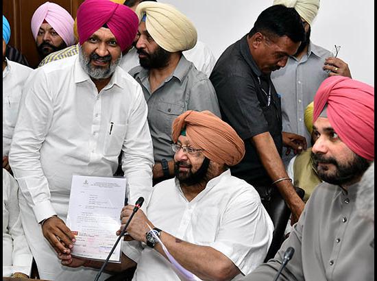 Amarinder releases Rs. 211 Cr, gives cheques of Rs 58 Cr to ULBs for development works