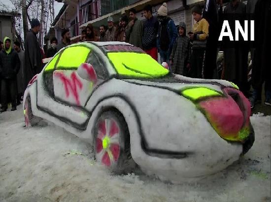 Youth makes car model out of snow in Srinagar