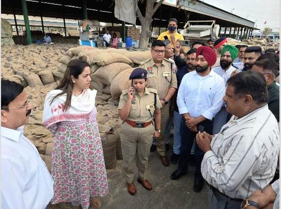 DC, SSP Fazilka visits mandis to boost wheat lifting,  appeal to farmers to bring  dry c