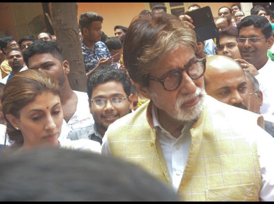 Amitabh Bachchan visits Durga Puja Pandal
