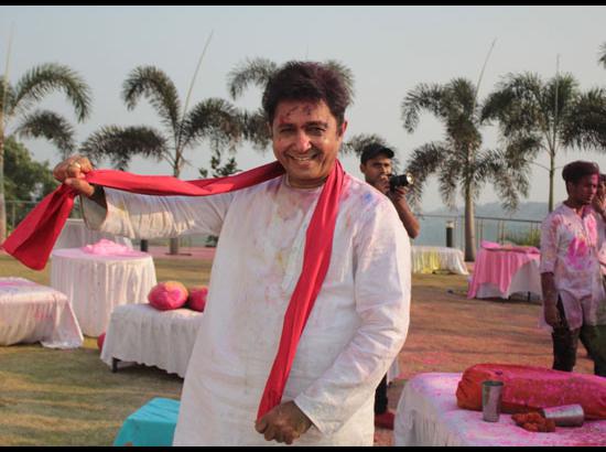  Sukhwinder Singh during a shoot of holi song
