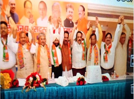 Former Mayor Surinder Mahe and Ex IAS Swarna Singh join BJP in Jalandhar