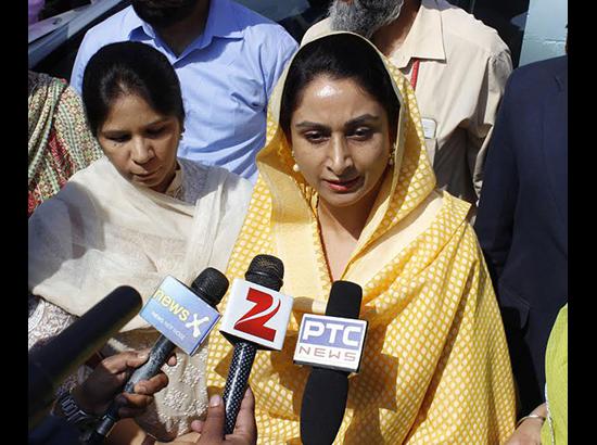 Behave.. otherwise you face violent Akalis...Harsimrat Badal's warning message to AAP ( Watch Video also ) 