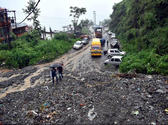 16 killed in Himachal rains, hundreds stranded
