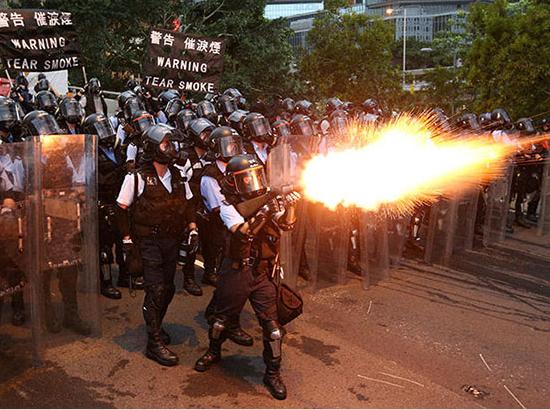 Hong Kong police attack journalists, CPJ seeks probe