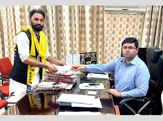 Independent candidate Shakeel Muhammad withdraws nomination papers in support of Manish Ti
