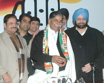 Senior BJP leader of Punjab and MLA Jagdish Sawhney of Batala joins Congress