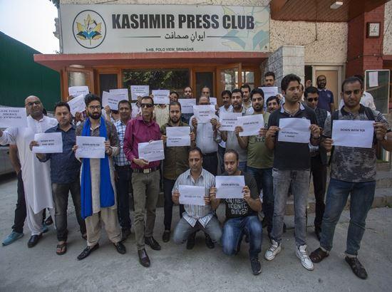 Kashmiri journalists protest an English daily's report branding them as jihadists