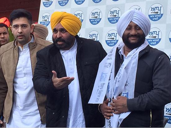 Former Mohali Mayor Kulwant Singh joins AAP, likely to be candidate from Mohali ( Watch Vi