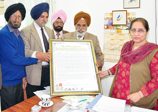 Punjabi University Retired Officers\' Association honoured CEO Punjab Ms. Kusumjit Sidhu