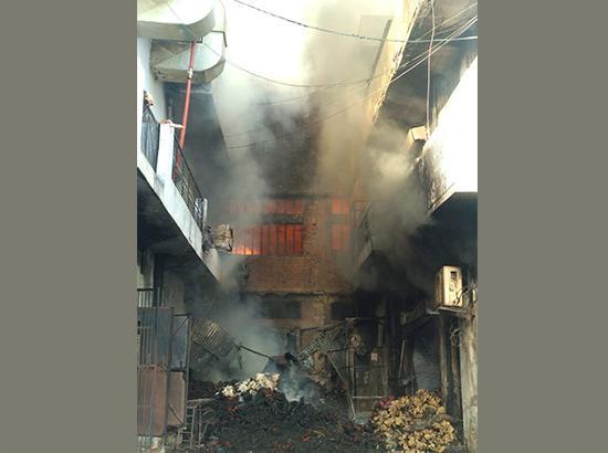 Massive fire breaks out in cloth factories in Ludhiana