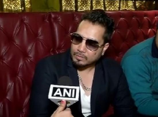 Mika Singh banned for performing in Pakistan