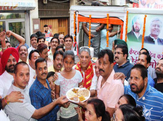 Congress launches own Rs 10-food facility with a difference