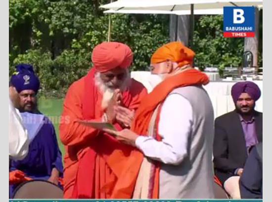 PM Modi hosts prominent Sikhs from across country at his residence ( Watch Video )