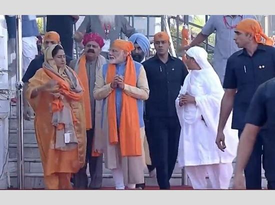  Watch : PM Narendra Modi pays obeisance at the Ber Sahib Gurudwara, in Sultanpur Lodhi