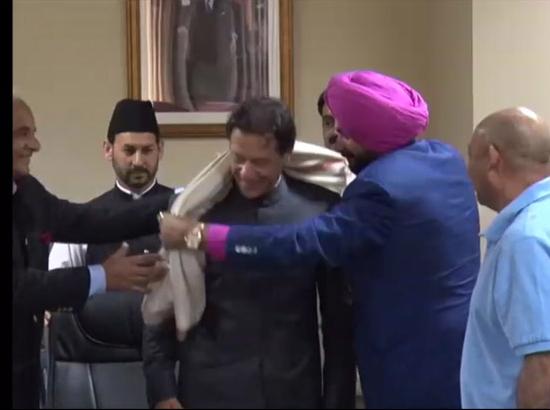 Sidhu's hug with Pak Army chief creates controversy - Pakistan promises to Open Special Passage to Gurdwara  Kartarpur Sahib (Watch Video also )