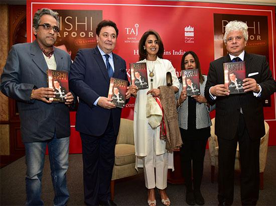 New Delhi: Actor Rishi Kapoor and Neetu Singh at launch of his autobiography 'khullam khulla-Rishi Kapoor uncensored'