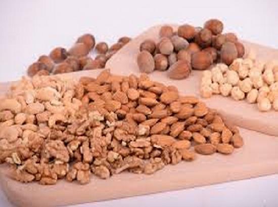 Consuming 60 grams of nuts a day can improve sexual performance


