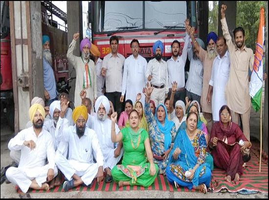 Workers of District Congress protest against accused Akali MC Sidhu