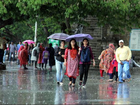 Rain claims 5 lives in Himachal; hundreds stranded as highways shut 
