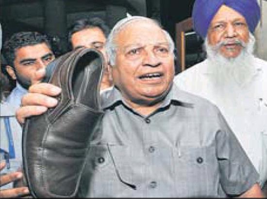Shoe thrown  towards treasury benches in Assembly, Soondh says his target was Valtoha
