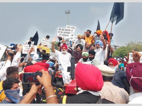 Navjot Sidhu joins anti-agriculture Bills protest in Amritsar