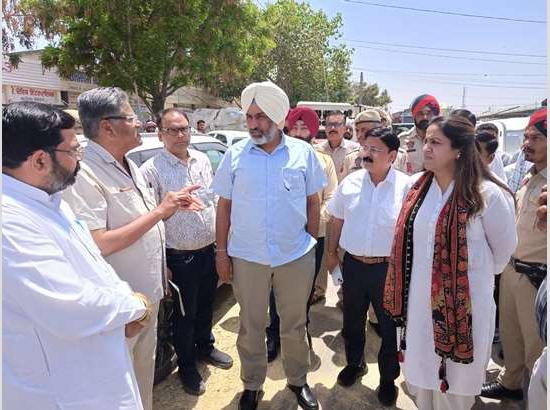 Manvesh Singh Sidhu, Secretary Labour visits grain markets in Fazilka to review  wheat procurement process