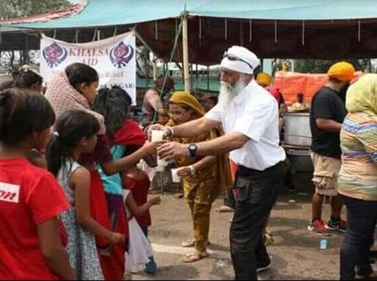 Sikhs start Langar to help flood hit Kerala People ( Photo Feature ) 