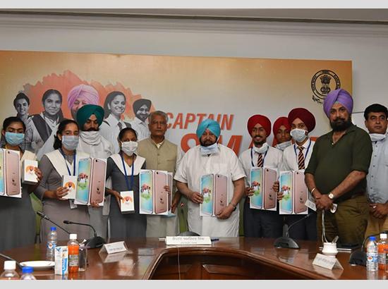 Amarinder Launches ‘Punjab Smart Connect Scheme’ , Hands Over Phones To 6 Students In Symbolic Gesture